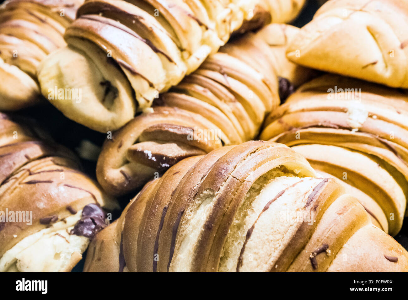 Molti di cioccolato deliziosi cornetti dolci al forno. Foto Stock