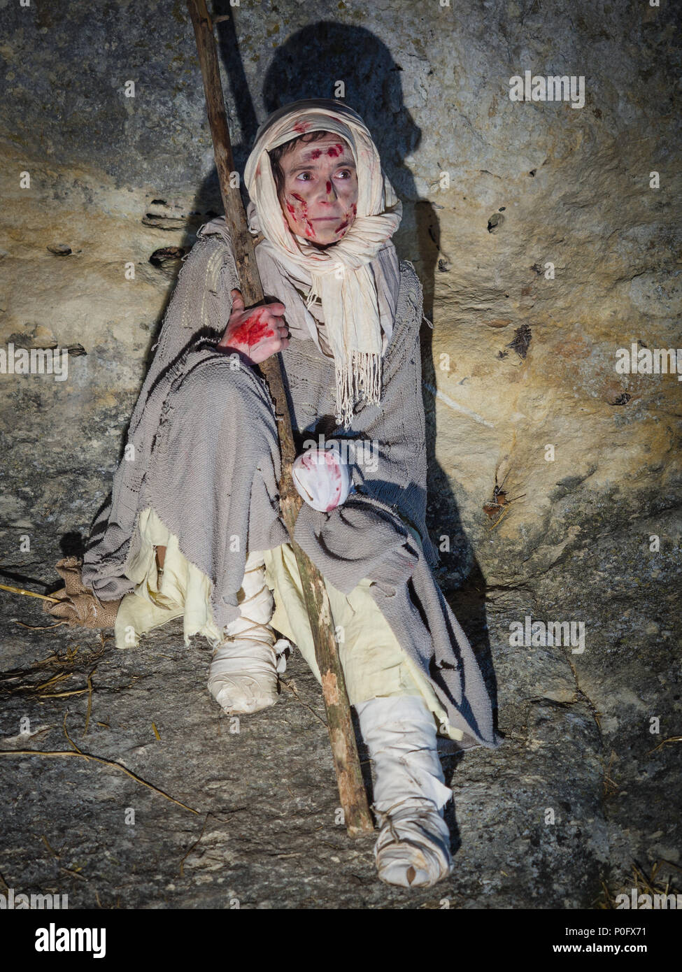 Villaga, Italia - 30 dicembre 2017: Lebbrosa vestito di stracci durante una  rievocazione storica nelle grotte di Villaga, Italia Foto stock - Alamy