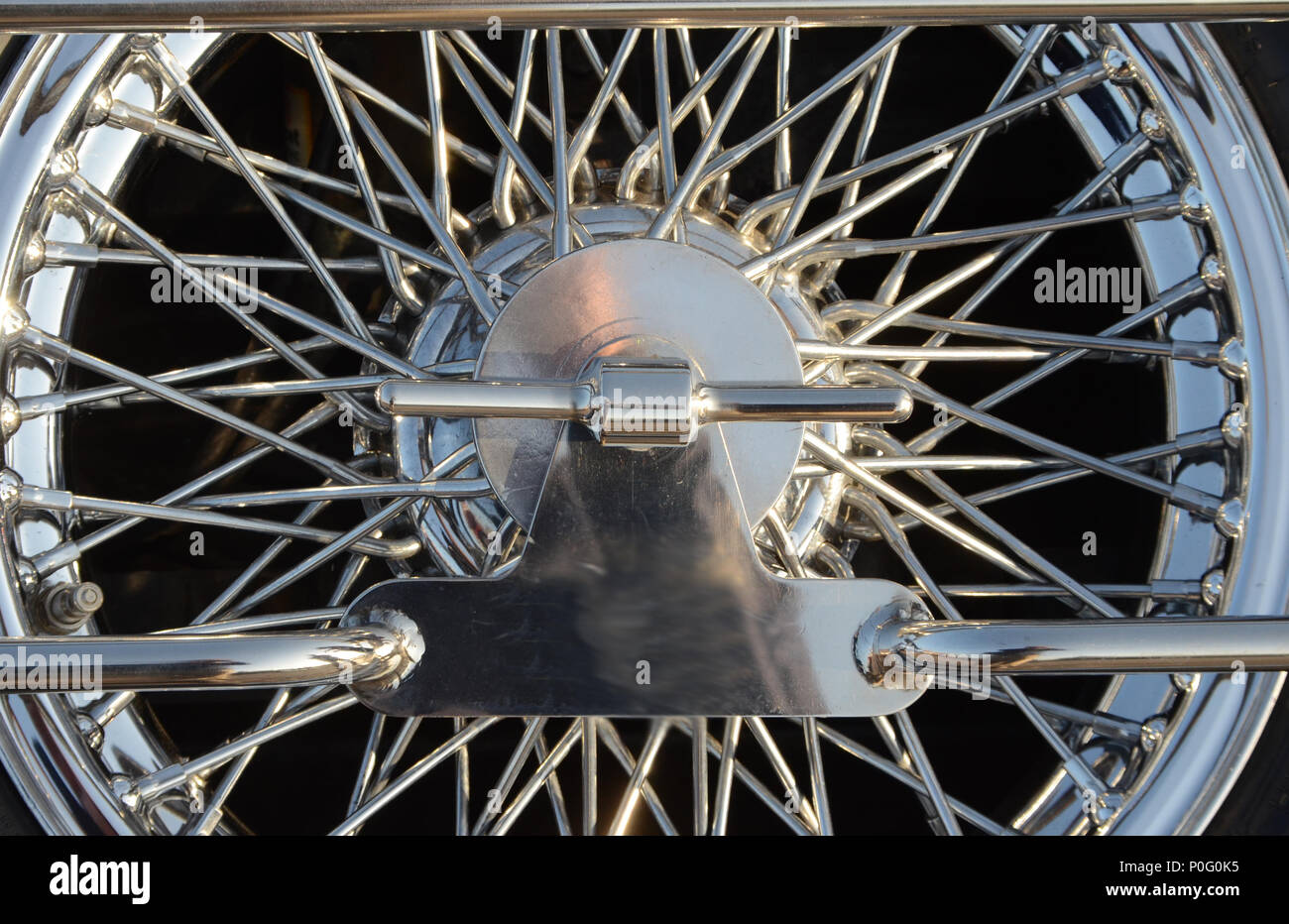 Ruota di scorta di un'auto d'epoca con un sacco di crome. Foto Stock