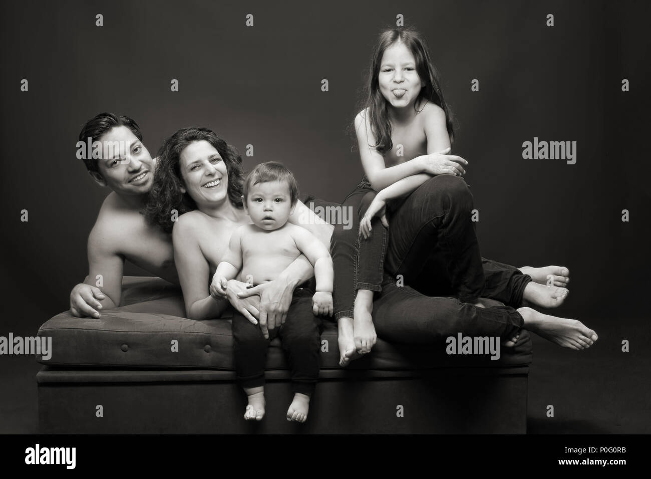 Studio Shot Di Famiglia Padre Madre E Due Figli Piccoli Parzialmente Vestito Sorridente In Bianco E Nero Foto Stock Alamy