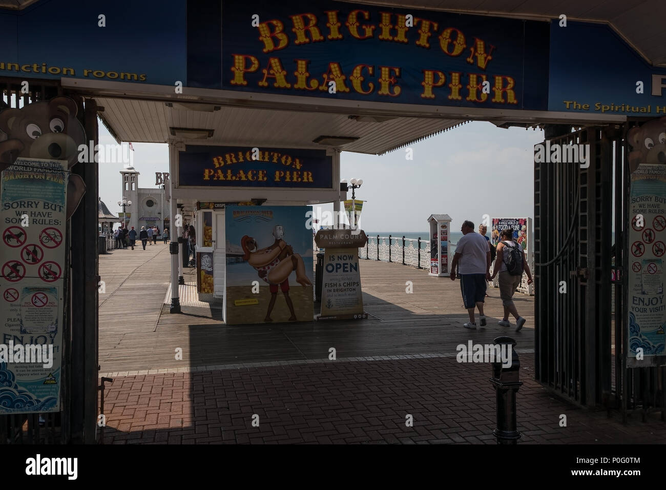 Visitatori sul palazzo di Brighton Pier e Brighton East Sussex, England, Regno Unito Foto Stock