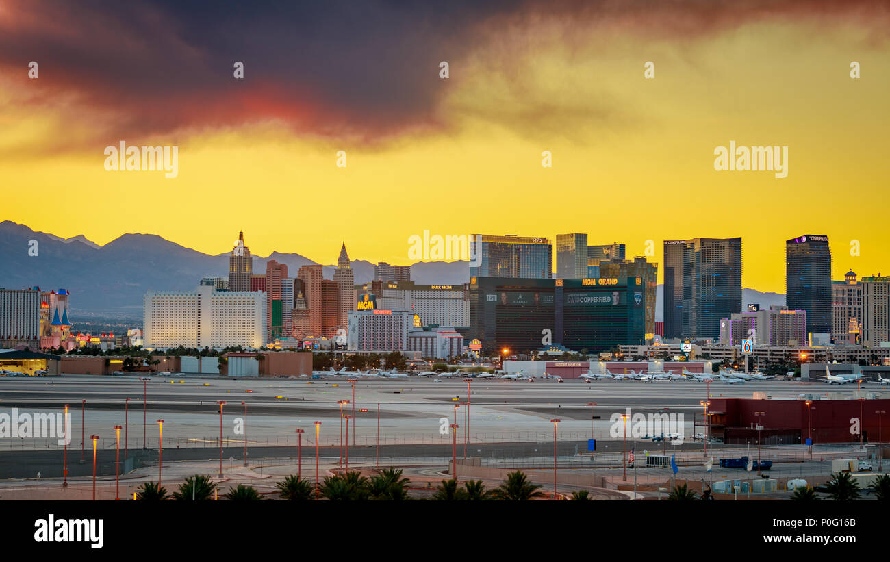 Las Vegas, Nevada - 28 Maggio 2018 : vista dello skyline al tramonto della famosa Strip di Las Vegas si trova nel mondo classe hotel e casinò, NV Foto Stock