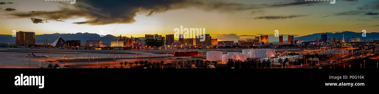 Las Vegas, Nevada - 28 Maggio 2018 : vista dello skyline al tramonto della famosa Strip di Las Vegas si trova nel mondo classe hotel e casinò, NV Foto Stock