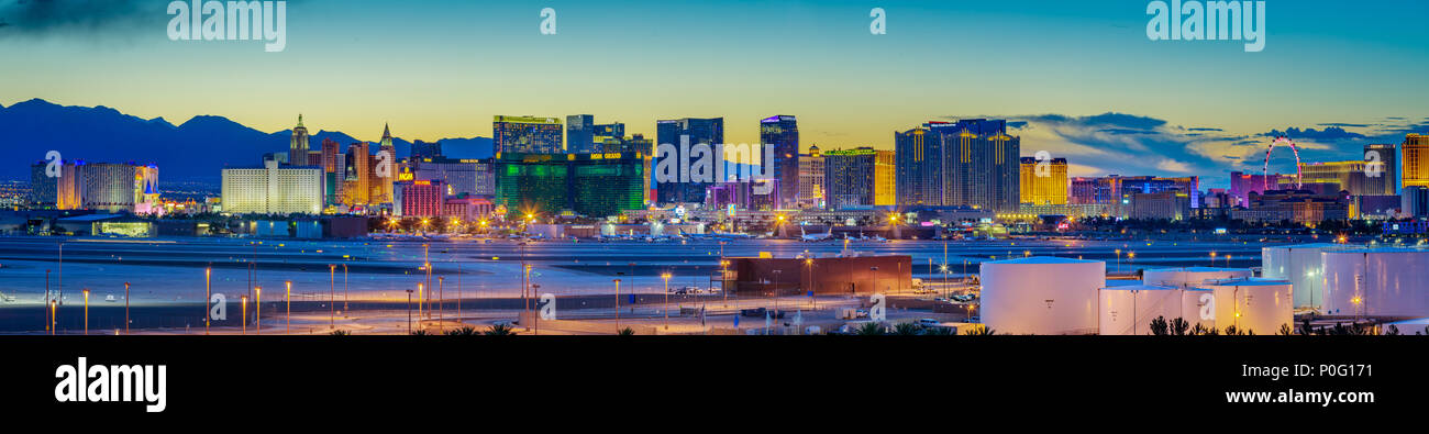 Las Vegas, Nevada - 28 Maggio 2018 : vista dello skyline al tramonto della famosa Strip di Las Vegas si trova nel mondo classe hotel e casinò, NV Foto Stock