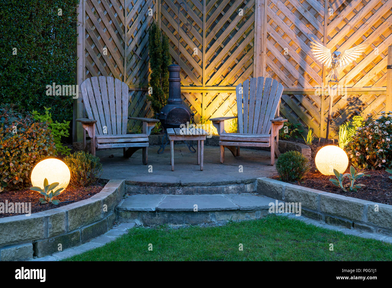 Strega Gonfiabile Gigante Con Luci LED 2,4m - Decorazione Halloween Da Esterno Per Giardino, Prato, Cortile - Include Ventilatore, Picchetti E Sacco Di Sabbia