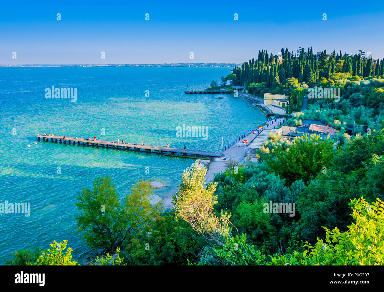 Vista panoramica della spiaggia di Sirmione, una graziosa cittadina situata sulle rive del Lago di Garda nord italia Foto Stock