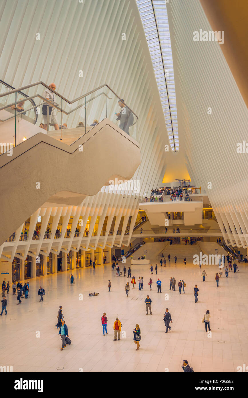 All'interno del World Trade Center Hub di trasporto, con il suo unico e bellissimo costruzione dello scheletro Foto Stock