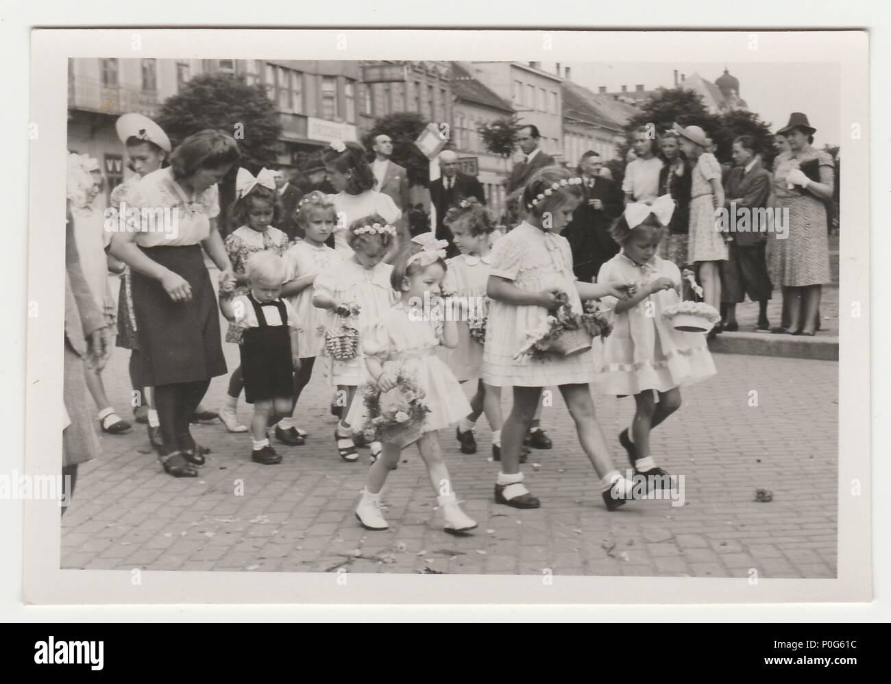 HODONIN, la Repubblica cecoslovacca, circa 1943: Vintage mostra fotografica di religiosi (cattolica) celebrazione, circa 1943. Foto Stock