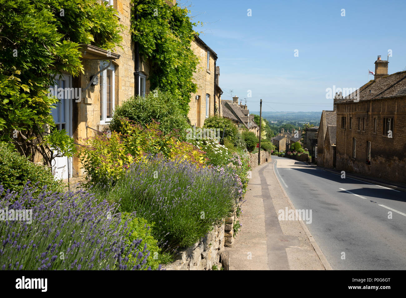 Vista lungo villaggio Costwold di Bourton-on-the-Hill, il Costwolds AONB, Gloucestershire, England, Regno Unito, Europa Foto Stock