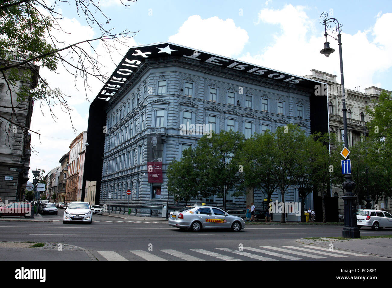 Museo della Casa del Terrore, Budapest, omaggio alle vittime del passato attrocities. Foto Stock
