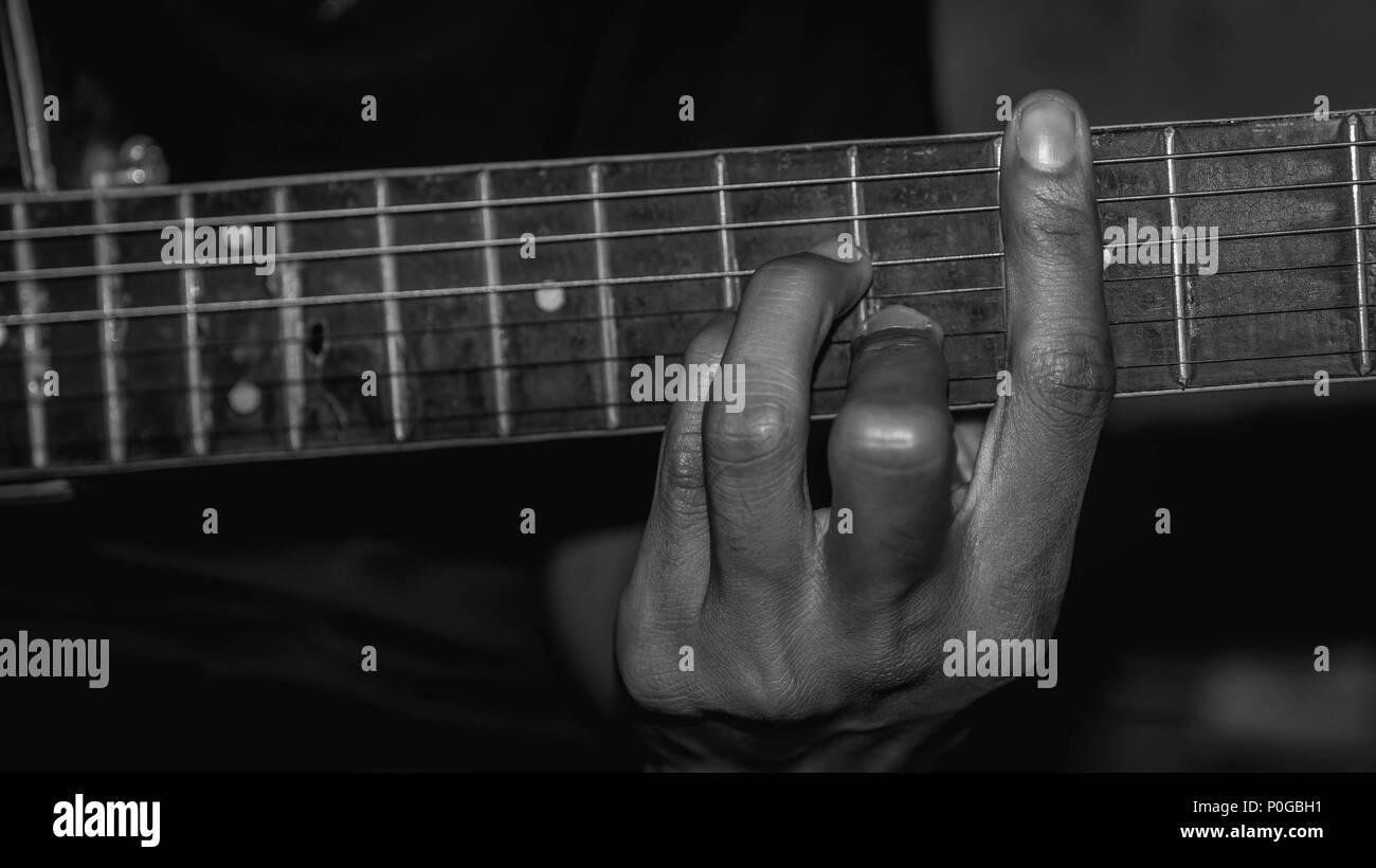 Suonare la chitarra. messa a fuoco selettiva a portata di mano con profondità di campo Foto Stock