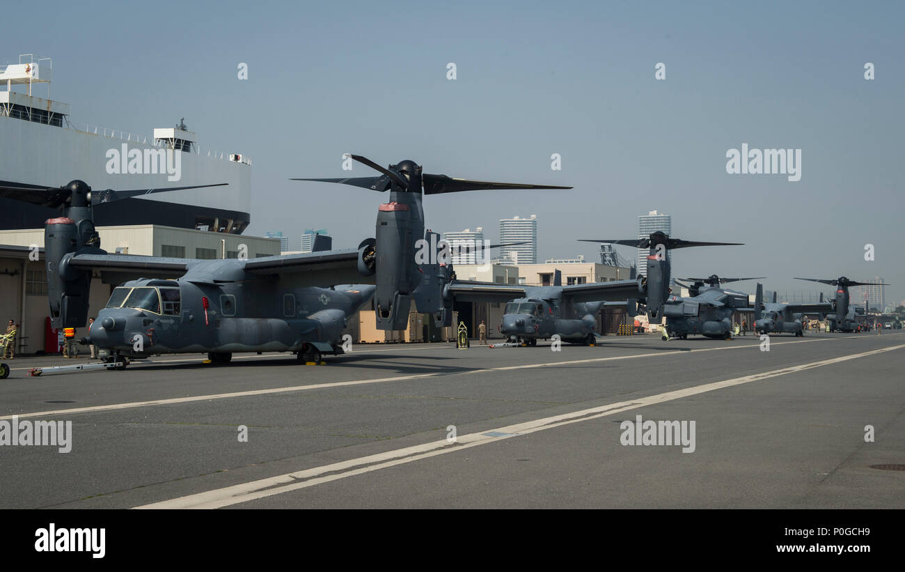 Aria Commandos assegnato al 353 a particolari operazioni di stacco del gruppo 1 scaricare cinque CV-22 Osprey tiltrotor aeromobile distribuito dal 8 Special Operations Squadron a Yokohama Dock del Nord, Giappone, 4 aprile 2018. Circa 100 aviatori e cinque Asprì distribuito a Yokota Air Base di partecipare a esercizi regionali. La Osprey combina il decollo verticale, di sbarco e di passare il puntatore del mouse le qualità di un elicottero con il long-range, efficienti in termini di consumo di carburante e velocità caratteristiche di un aeromobile a turboelica. (U.S. Air Force foto di Senior Airman Giuseppe Pick) Foto Stock