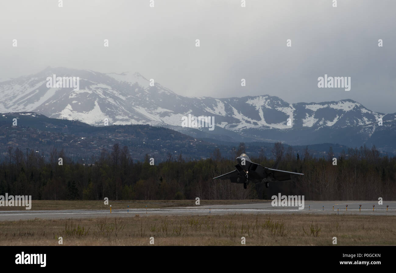 Un F-22 Raptor prende il volo a base comune Elmendorf-Richardson, Alaska, 10 maggio 2018. La F-22, un componente critico del Global Strike Task Force, è progettato per proiettare aria predominio rapidamente e a grandi distanze e sconfiggere le minacce per gli Stati Uniti e i suoi alleati. La F-22 non può essere abbinato a qualsiasi nota o di proiezione di aerei da combattimento. (U.S. Air Force foto di Senior Airman Curt Spiaggia) Foto Stock