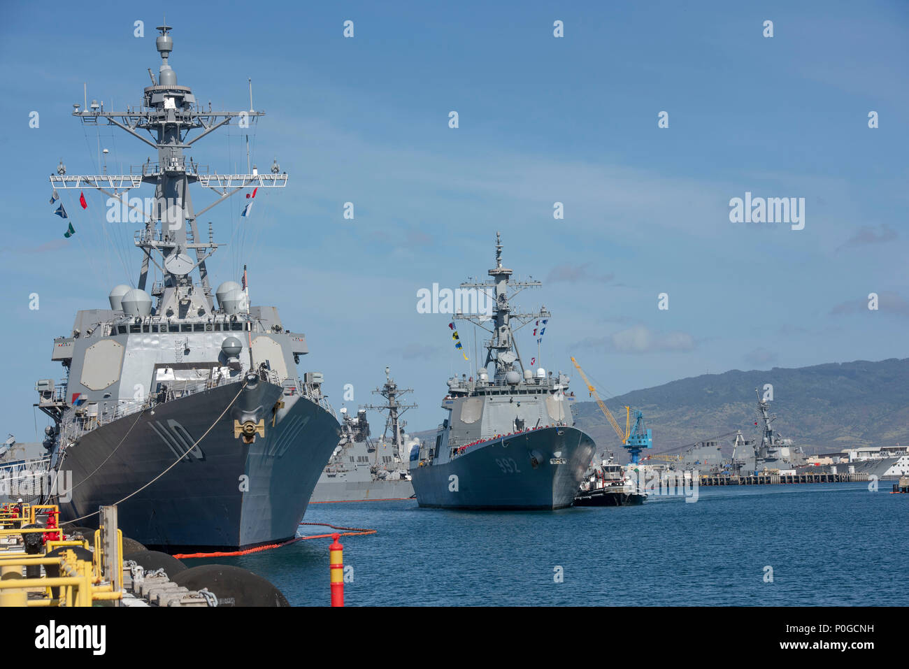 180608-N-QE566-0001 PEARL HARBOR -- (8 giugno 2018) La Repubblica di Corea Navy destroyer Yulgok Yi ho (DDG 992) arriva in corrispondenza della giunzione base Harbor-Hickam perla 8 giugno in preparazione per la nave con la partecipazione al bordo del Pacifico (RIMPAC) Esercizio 2018. Venti-sei nazioni, 47 navi, cinque sommergibili, circa 200 aerei, e 25.000 personale partecipano RIMPAC dal 27 giugno al 2 agosto in e intorno alle Isole Hawaii e la California del Sud. Il più grande del mondo marittimo internazionale esercitazione RIMPAC offre una singolare opportunità di formazione promuovendo e sostenendo la cooperativa rel Foto Stock