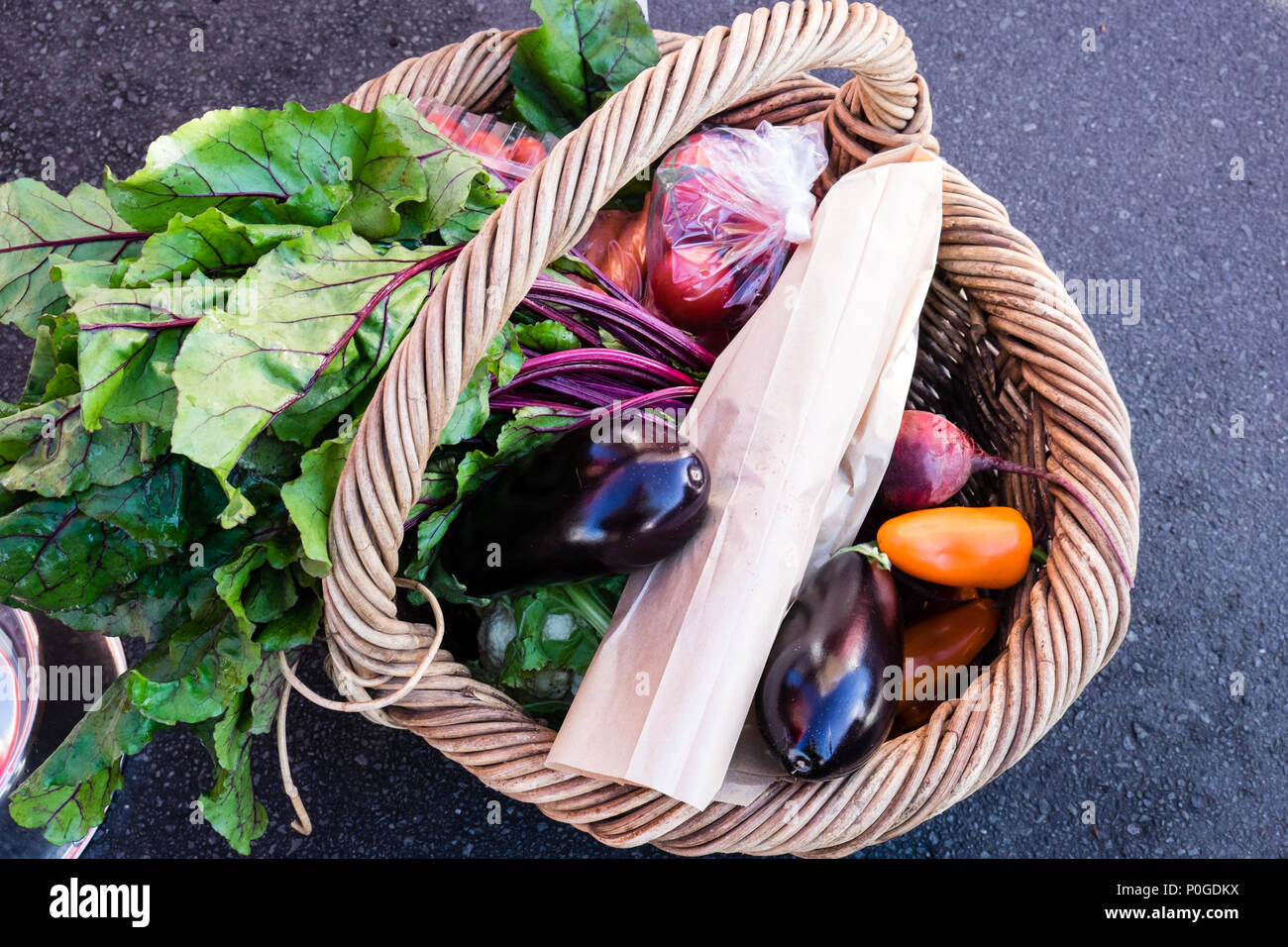 Vimini carrello di verdure fresche e prodotti ad un mercato degli agricoltori in Nuova Zelanda, nz Foto Stock