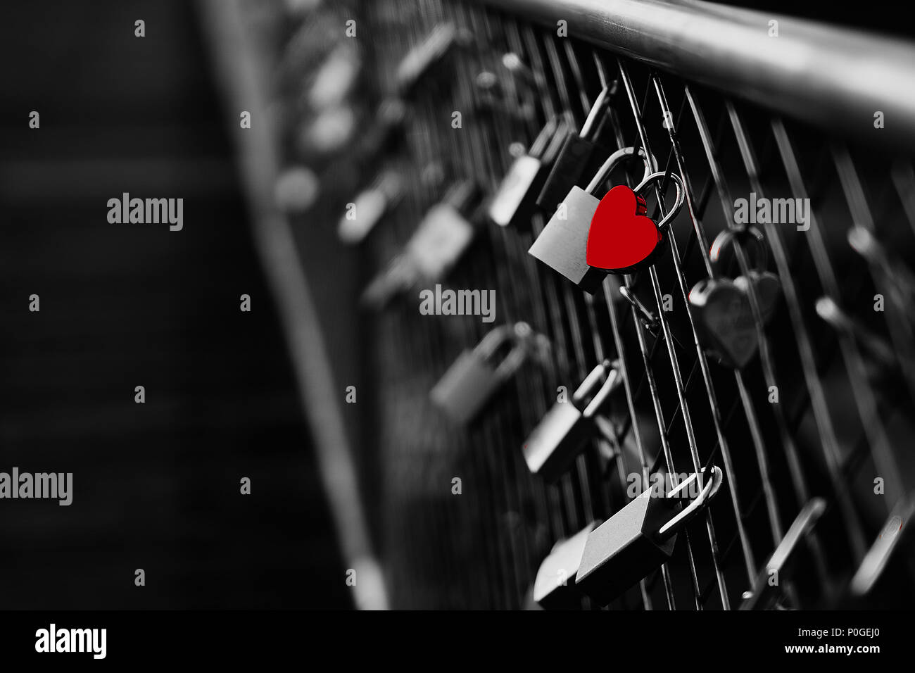 A forma di cuore ad un lucchetto sul ponte a Monaco di Baviera Foto Stock
