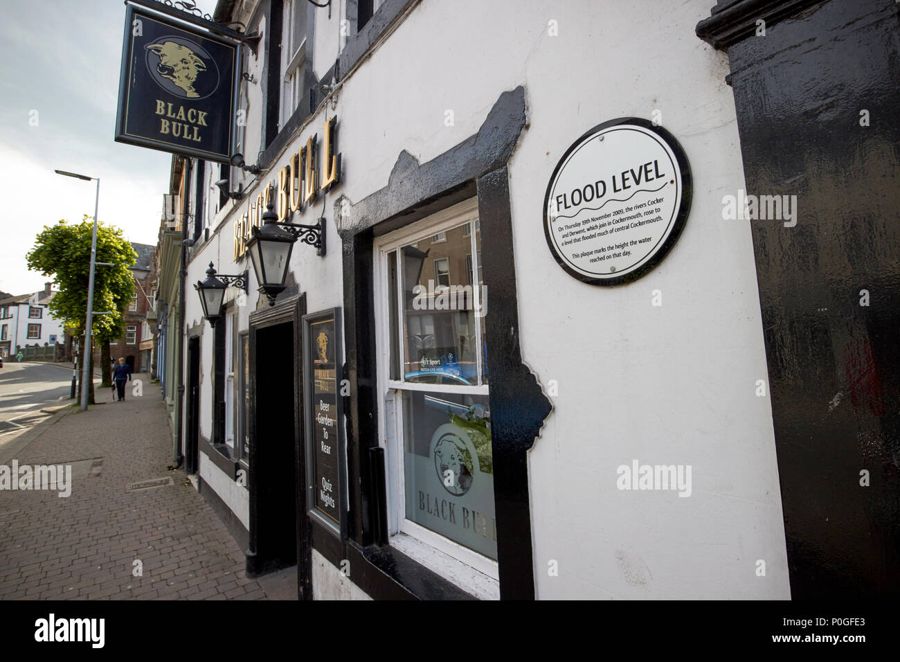2009 altezza del livello di inondazione marcatore sul black bull pub a Cockermouth Cumbria Inghilterra England Regno Unito Foto Stock