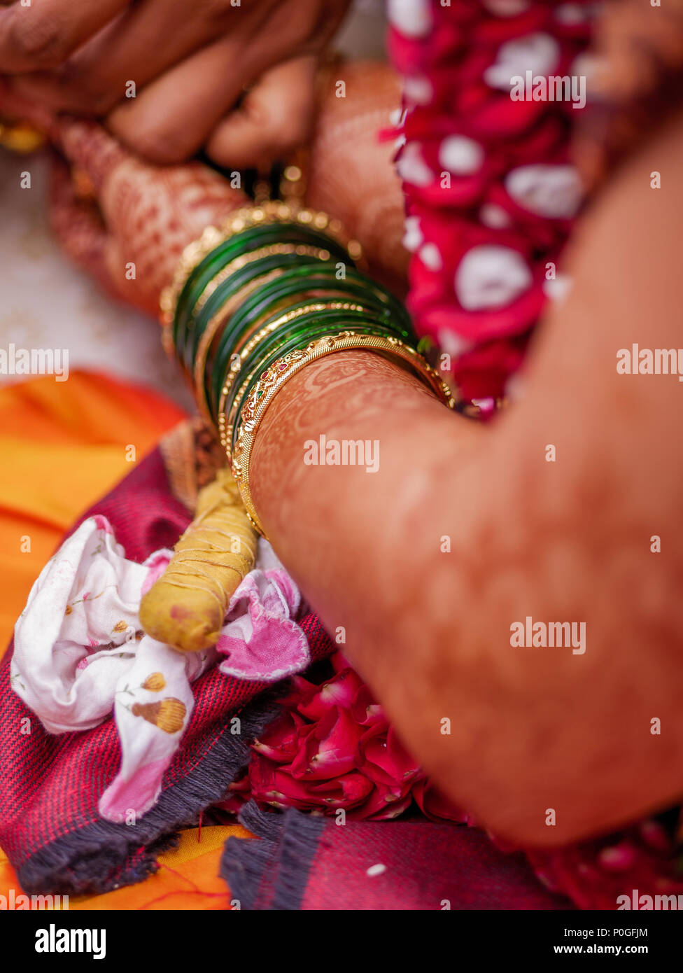 Close-up shot del Maharashtrian indiano sposa con tradizionale vetro verde e oro schiave Foto Stock