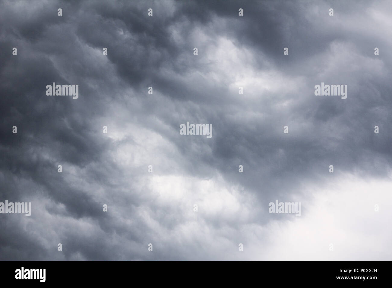 Le nuvole in cielo quando ci saranno pesantemente la pioggia. Foto Stock