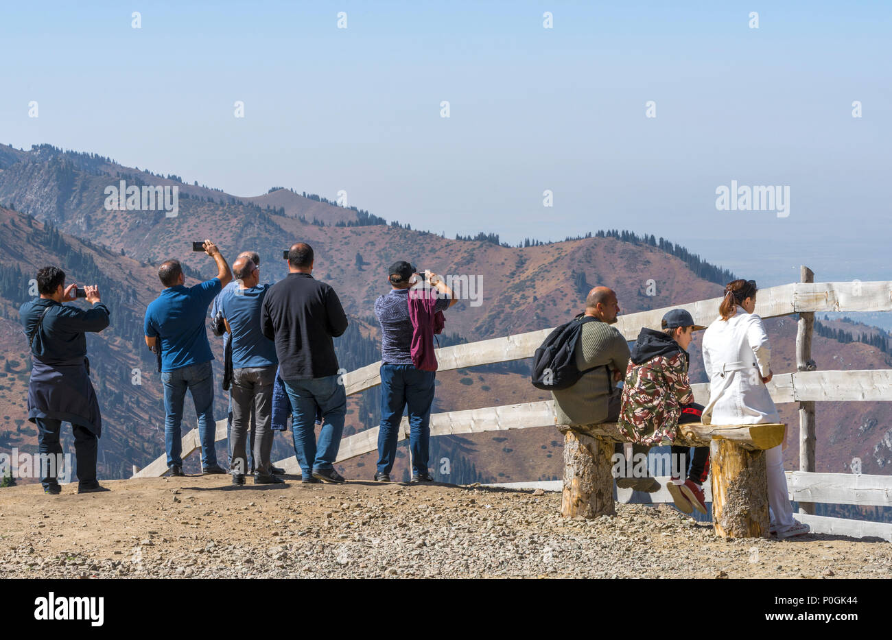 I turisti per scattare delle foto in montagna Foto Stock