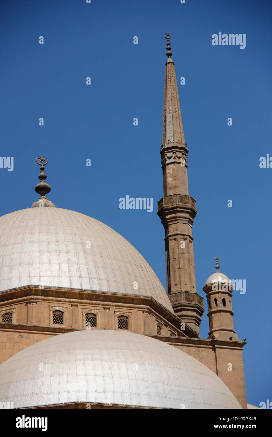La moschea di cupole in argento e pietra minareti in Egitto con cielo blu in background Foto Stock