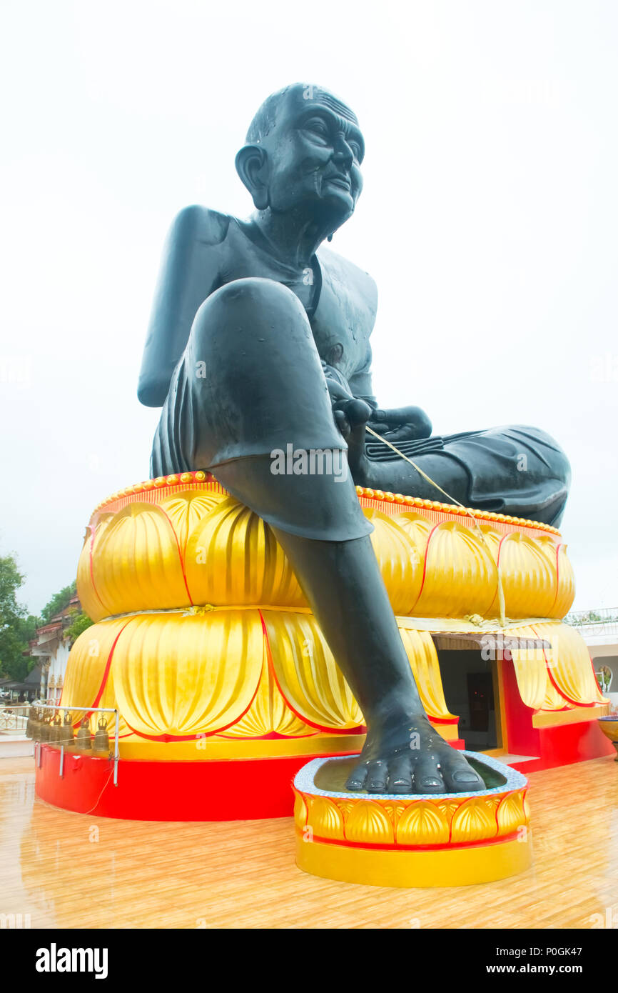 Tempio di Monaco nero nel lago, Wat Bo Phut in Koh Samui, Thailandia Foto Stock