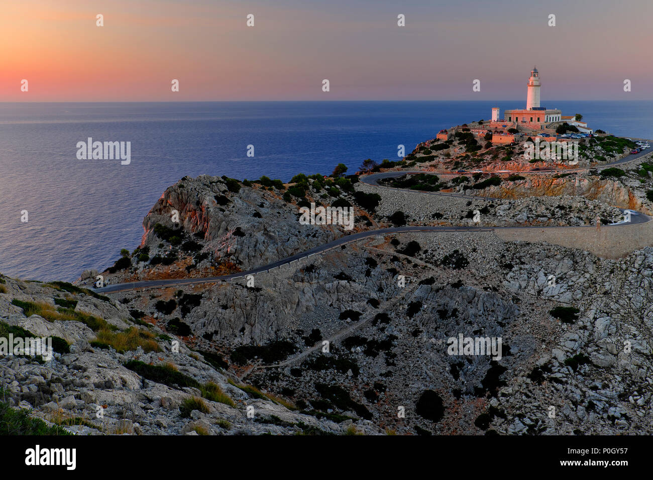 Tramonto al faro di capo Formentor. Isole Baleari, Maiorca, Spagna. Foto Stock