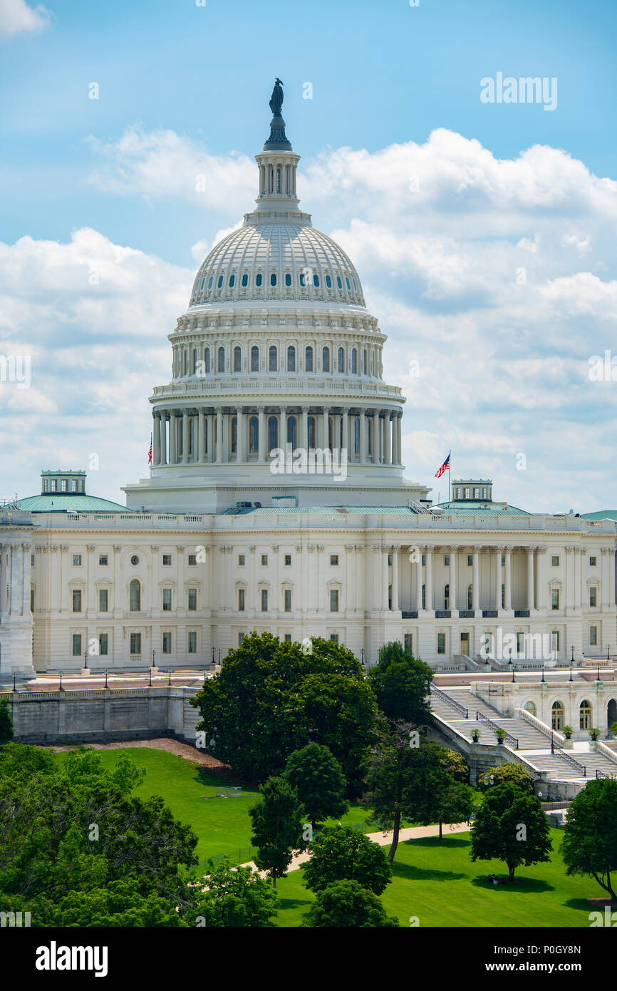 Stati Uniti d'America Wasington DC D.C. L U S Capitol edificio sulla collina su una soleggiata giornata estiva. Foto Stock