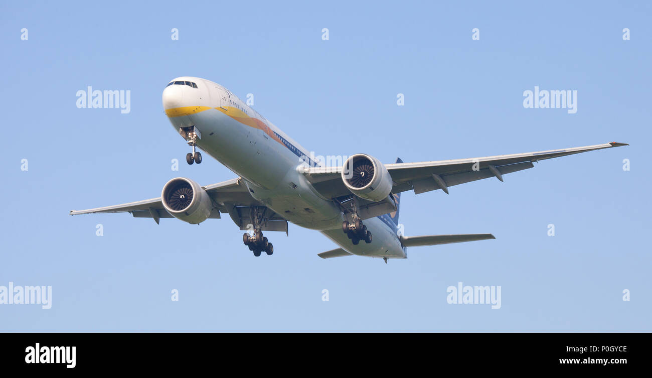 Jet Airways Boeing 777 VT-JEK sull approccio finale all aeroporto di Heathrow LHR Foto Stock