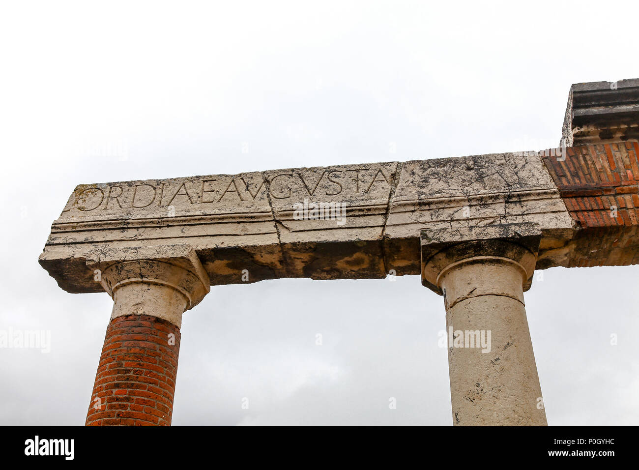Inscritto un colonna di pietra presso il sito archeologico di Pompei, Pompei, Campania, Italia, Foto Stock