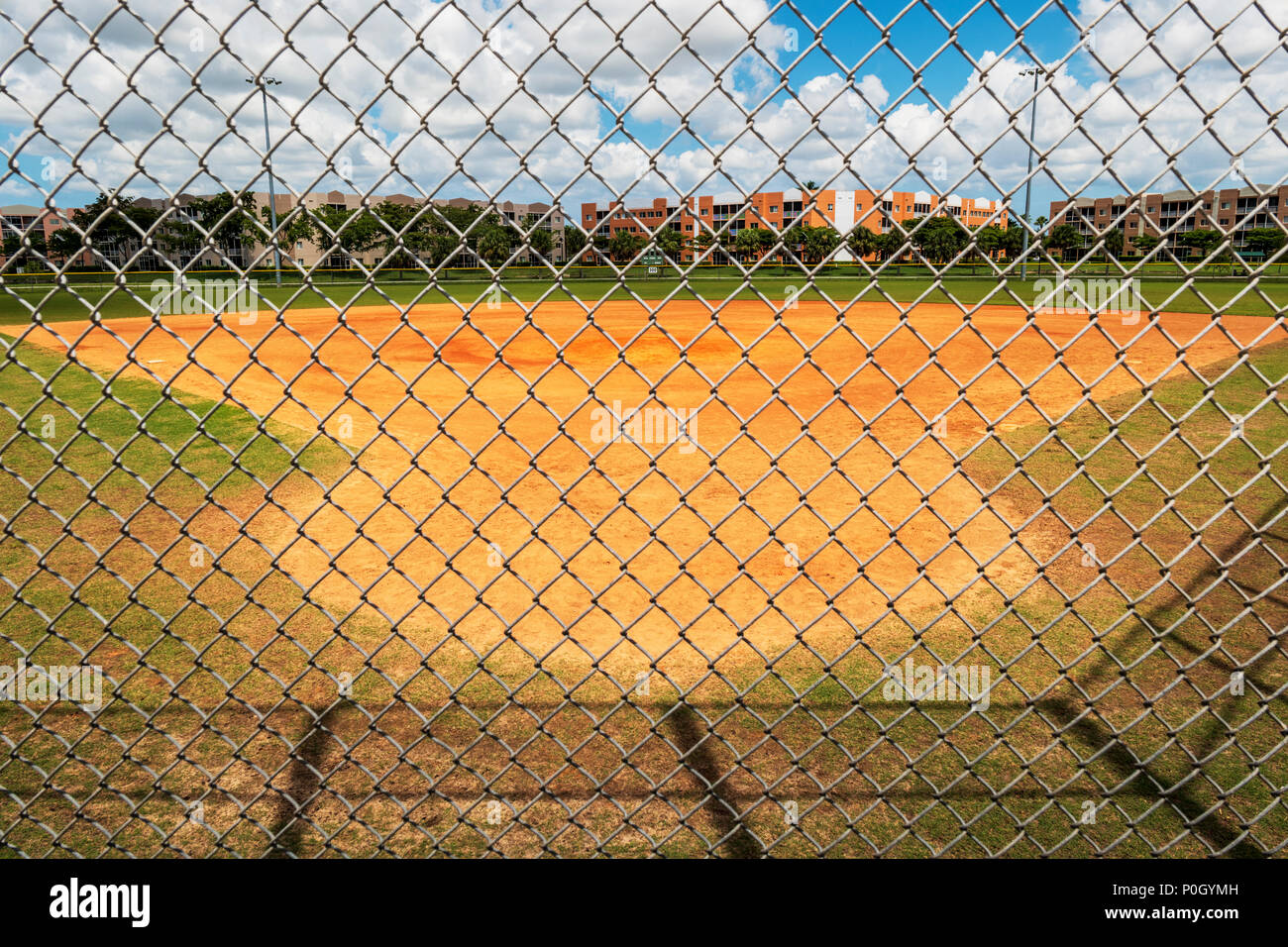 Parco pubblico di diamante di baseball visto attraverso il ciclone recinzione; South Central Florida, Stati Uniti d'America Foto Stock