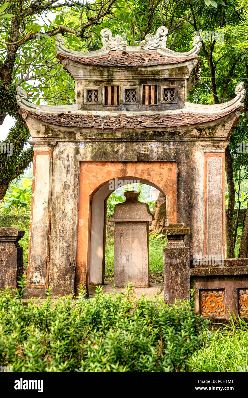 Uno dei cancelli in antica capitale del Vietnam Hoa lu. È stata la città capitale nel decimo e undicesimo secoli. Foto Stock