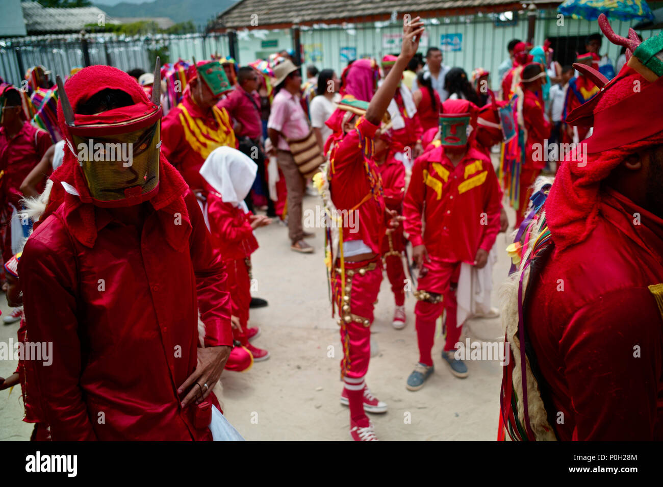 La danza dei demoni e il Corpus Christi entro il Kankuamo indiani territorio, in foothill delle cime innevate della Sierra Nevada. Foto Stock