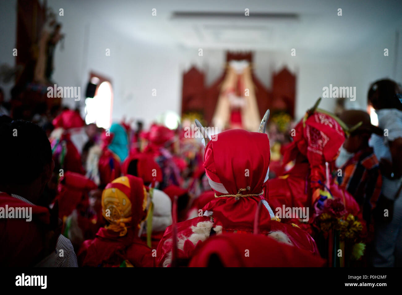 La danza dei demoni e il Corpus Christi entro il Kankuamo indiani territorio, in foothill delle cime innevate della Sierra Nevada. Foto Stock