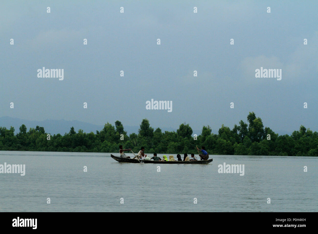 Bangladesh: Rohingya di rifugiati in fuga dall'operazione militare in Myanmar è stato di Rakhine, attraversare il fiume Naf in barca è entrato il Bangladesh territorio a rifugiarsi a Teknaf In Cox bazar, Bangladesh. Più di mezzo milione di rifugiati Rohingyas dal Myanmar è stato di Rakhine, avere le croci in Bangladesh dal mese di agosto 25, 2017 secondo l ONU. Il militare di Myanmar la più recente campagna contro l'Rohingyas iniziato dopo l'attacco su più posti di polizia in stato di Rakhine. © Rehman Asad/Alamy Stock Photo Foto Stock