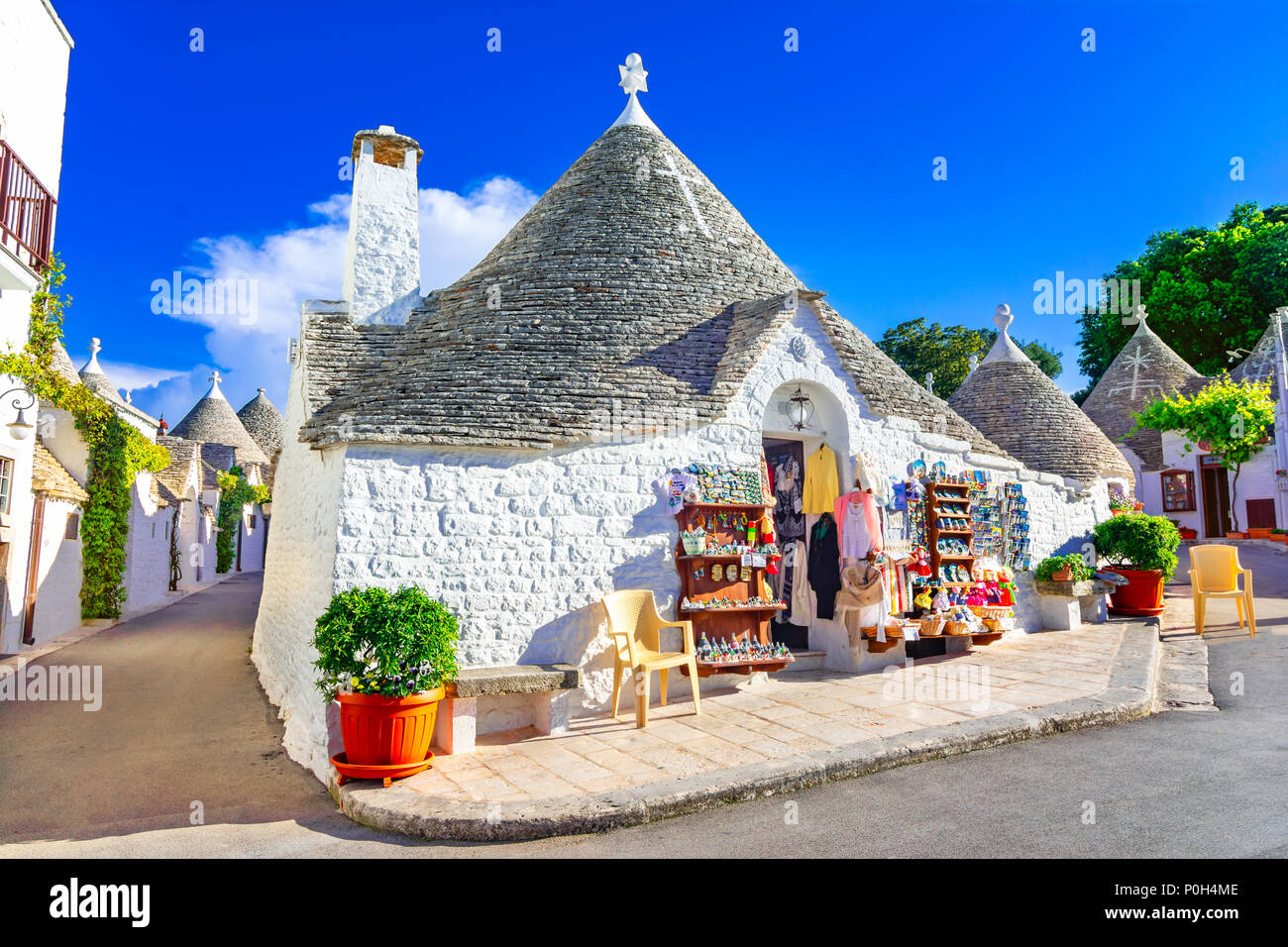 Alberobello Puglia, Italia: tipiche case costruite con muri in pietra a secco e tetti conici, in una bella giornata, Puglia Foto Stock