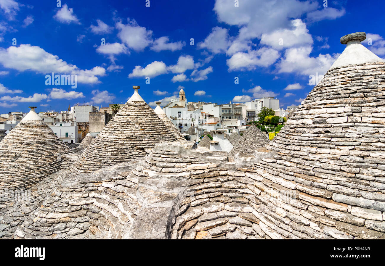 Alberobello Puglia, Italia: Cityscape oltre i tradizionali tetti dei trulli, originale e le vecchie case di questa regione Puglia Foto Stock