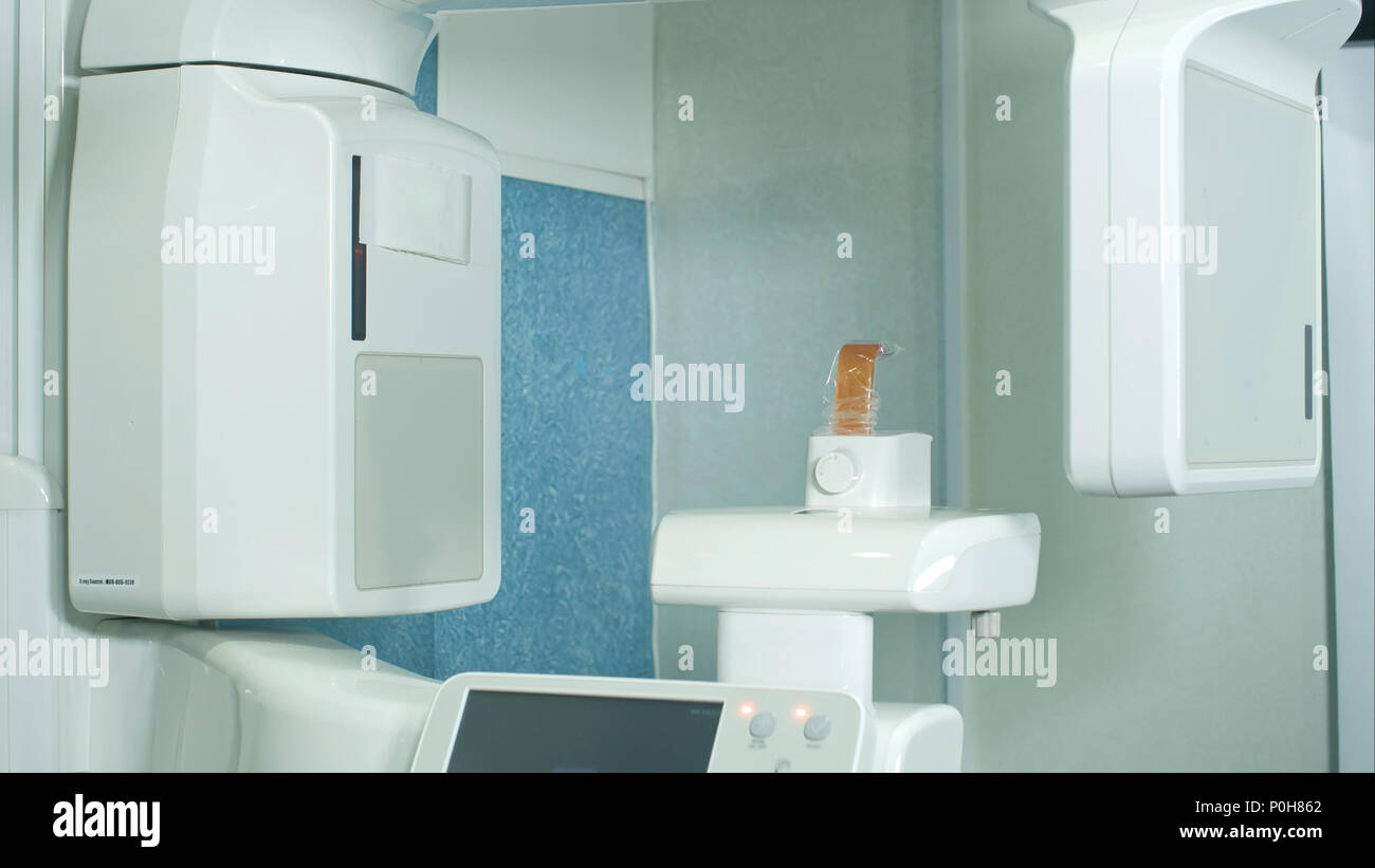 Apparecchiature odontoiatriche a raggi X e scanner in clinica Foto Stock