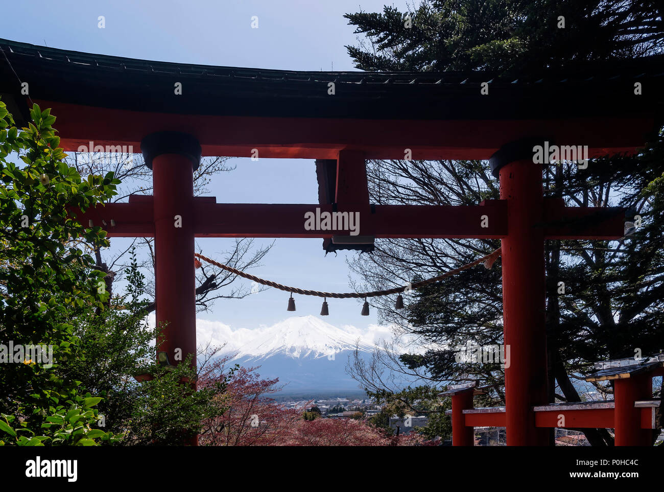 Bellissima vista del Monte Fuji coperto di neve in una giornata di sole, Giappone Foto Stock