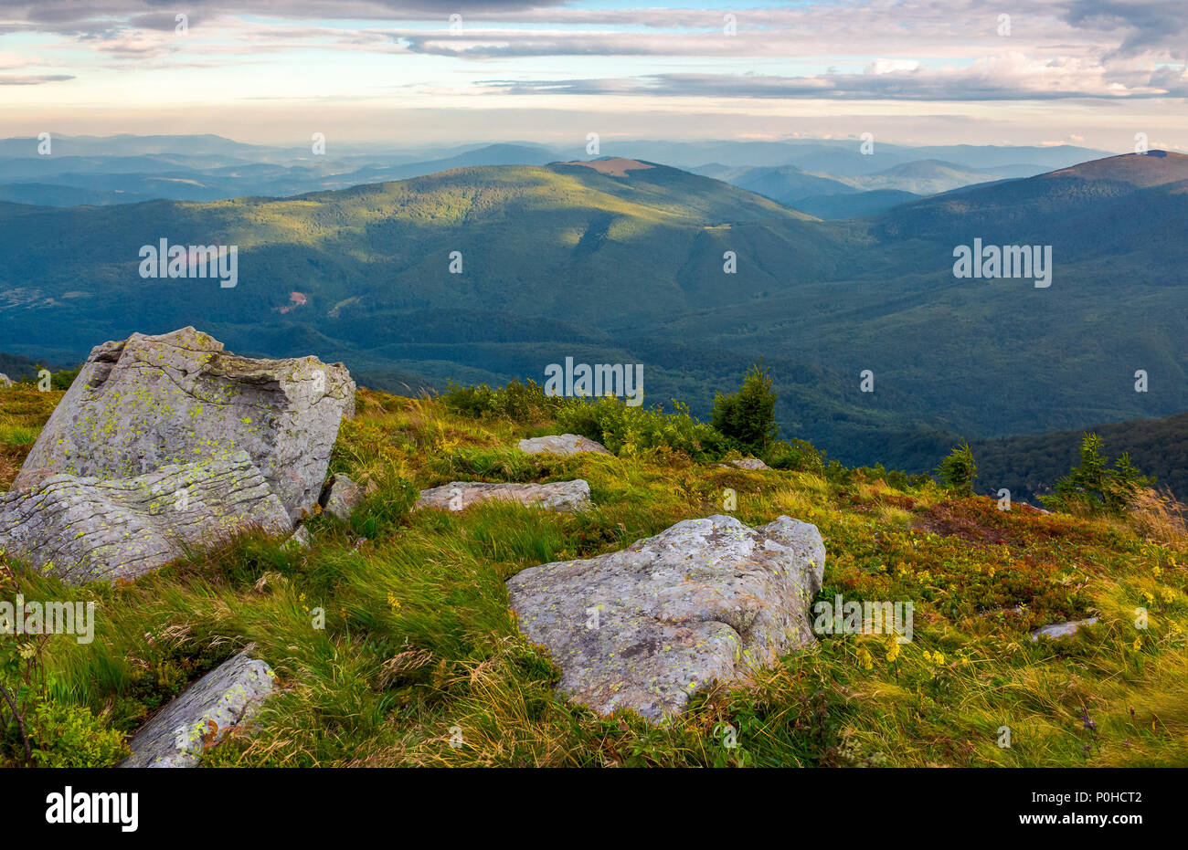 Massi sul bordo della collina. Bella vista da esecuzione di montagna, Ucraina. nuvoloso agosto mattina Foto Stock