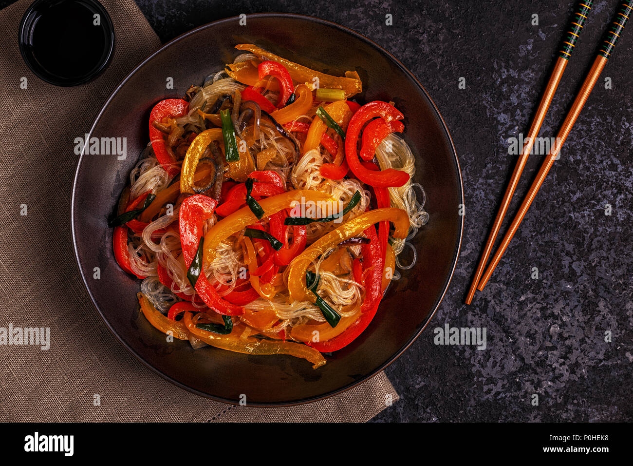 La cottura di asian STIR FRY Tagliatelle con verdure, vista dall'alto, copia dello spazio. Foto Stock