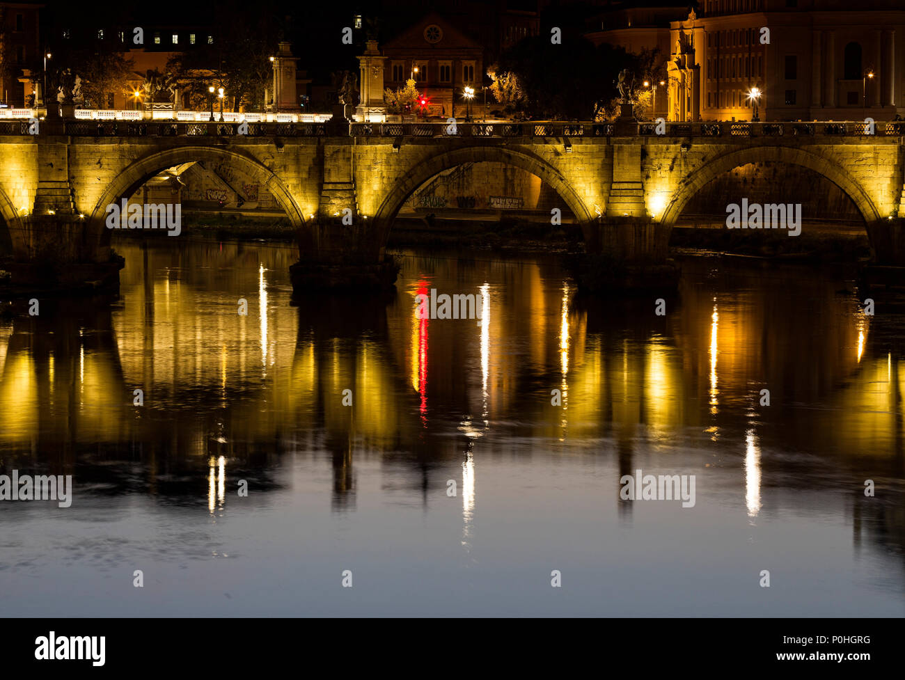 Le luci dal Ponte Vittorio Emanuele II ponte riflettono in Tibor fiume di Roma, Italia. Foto Stock