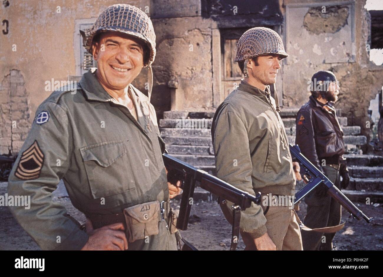 Pellicola originale titolo: Kelly's Heroes. Titolo inglese: Kelly's Heroes. Regista: BRIAN G. HUTTON. Anno: 1970. Stelle: Telly Savalas; Clint Eastwood. Credito: M.G.M / Album Foto Stock