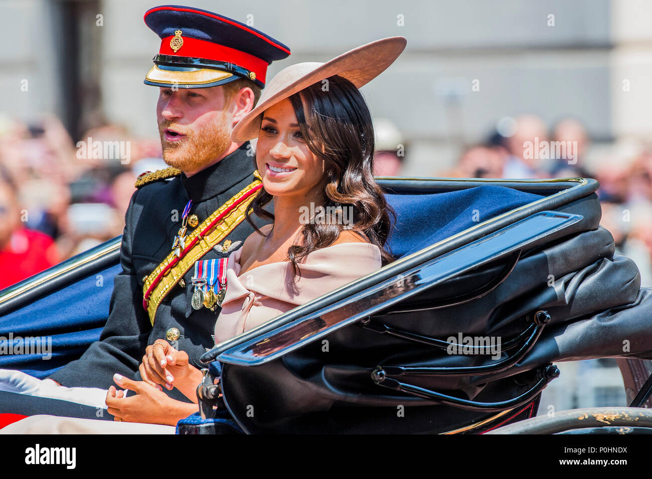 Londra, UK, 9 giugno 2018. Il principe Harry e Meghan, il Duca e la Duchessa di Sussex ritorno a Buckingham Palace - La regina il compleanno Parade, più comunemente nota come Trooping il colore. Le guardie Coldstream truppa il loro colore., Credito: Guy Bell/Alamy Live News Foto Stock