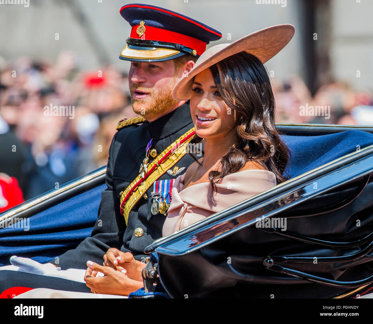 Londra, UK, 9 giugno 2018. Il principe Harry e Meghan, il Duca e la Duchessa di Sussex ritorno a Buckingham Palace - La regina il compleanno Parade, più comunemente nota come Trooping il colore. Le guardie Coldstream truppa il loro colore., Credito: Guy Bell/Alamy Live News Foto Stock