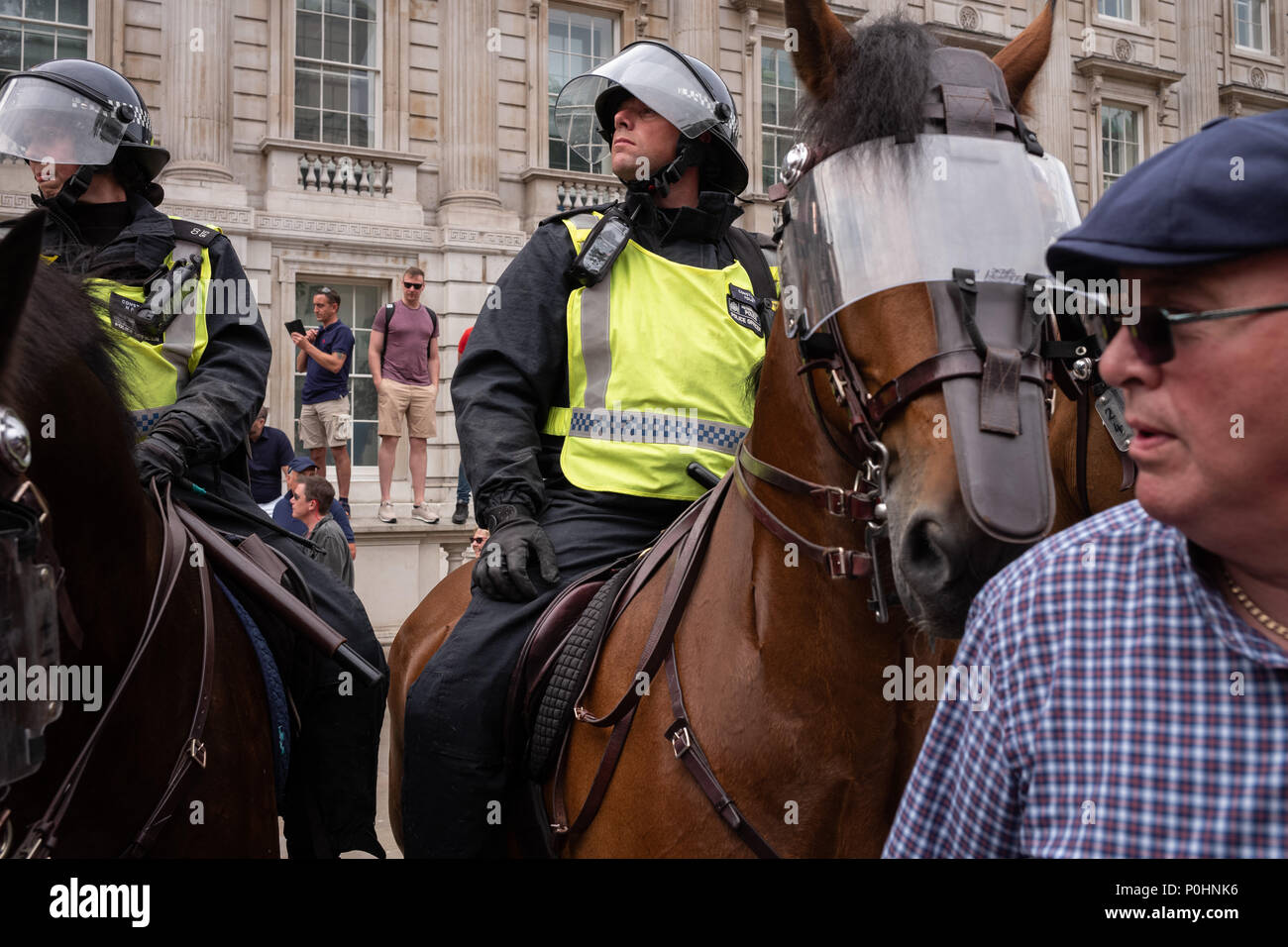 Londra, UK, 9 giugno 2018. I sostenitori di Tommy Robinson, un estremista di destra sono in arrivo sulla massa in Londra oggi in segno di protesta per la sua recente detenzione. Tommy ha supplicato colpevole per le cariche che egli è tenuto a. Tuttavia la protesta, attraendo i membri del pubblico da tutto il Regno Unito e all'estero, è ancora andare avanti - Portare l'ordine del giorno in questione. #FreeTommy #FreeTommyRobinson Credito: Joshua Preston/Alamy Live News Foto Stock