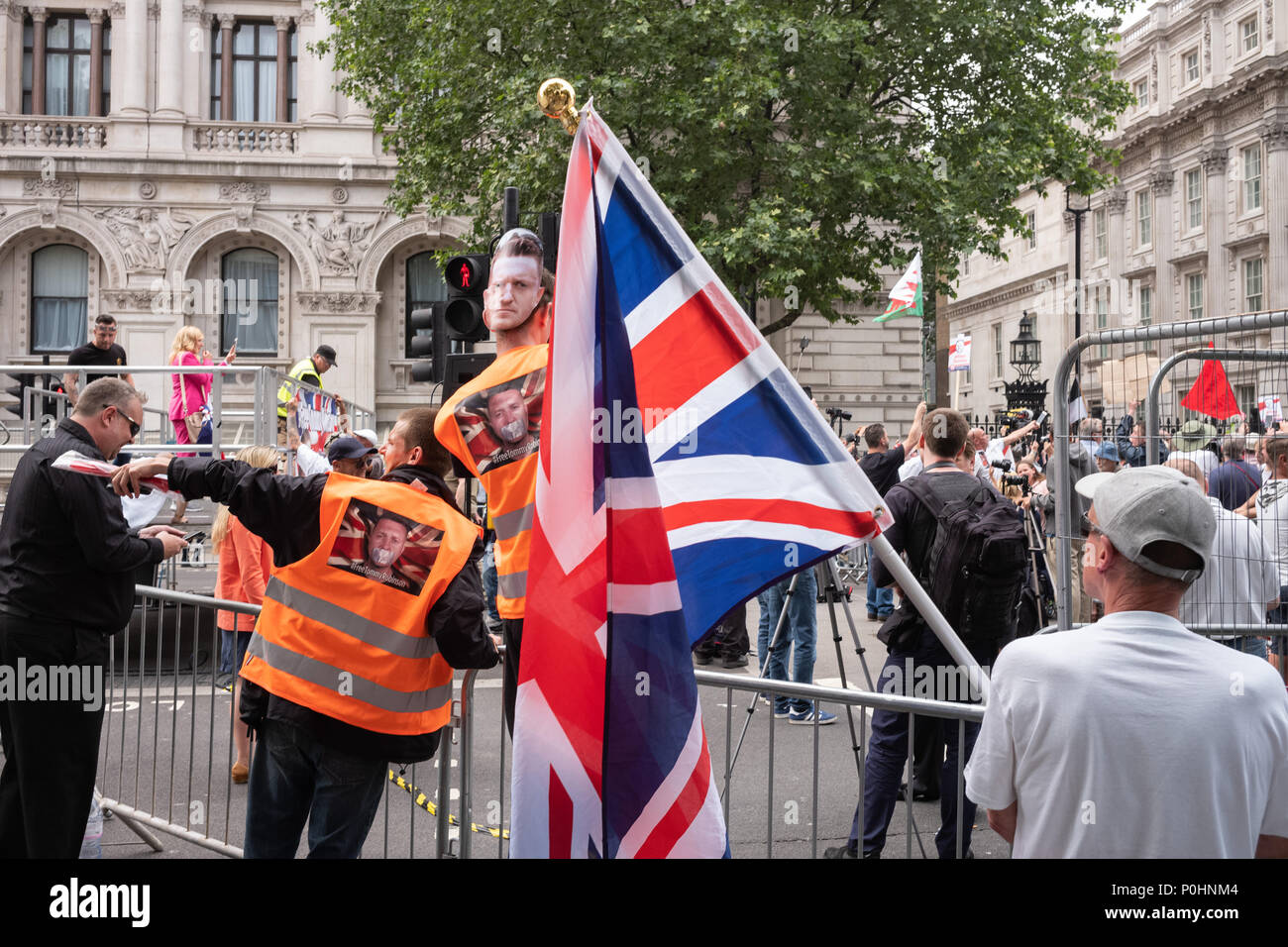 Londra, UK, 9 giugno 2018. I sostenitori di Tommy Robinson, un estremista di destra sono in arrivo sulla massa in Londra oggi in segno di protesta per la sua recente detenzione. Tommy ha supplicato colpevole per le cariche che egli è tenuto a. Tuttavia la protesta, attraendo i membri del pubblico da tutto il Regno Unito e all'estero, è ancora andare avanti - Portare l'ordine del giorno in questione. #FreeTommy #FreeTommyRobinson Credito: Joshua Preston/Alamy Live News Foto Stock