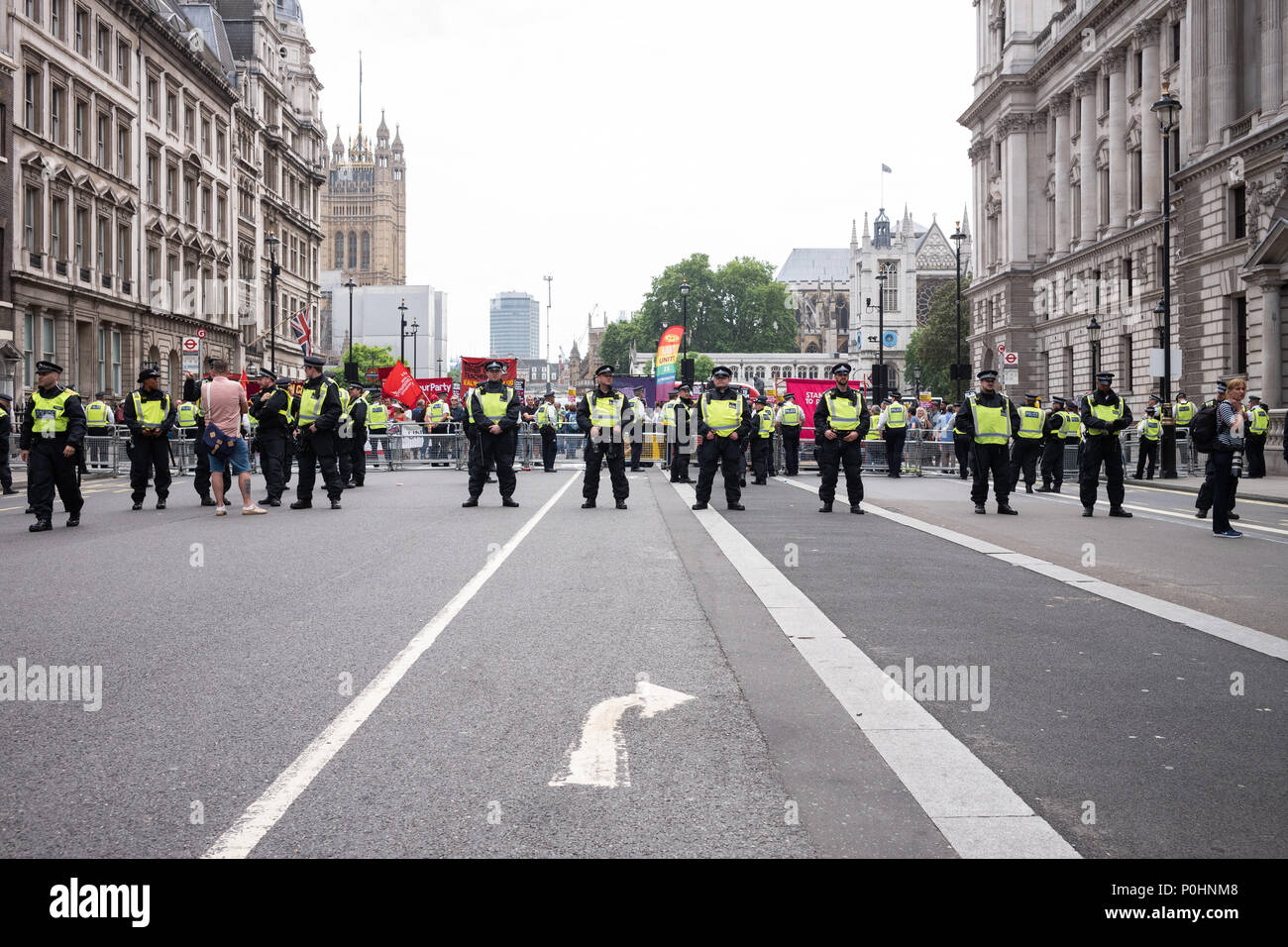 Londra, UK, 9 giugno 2018. I sostenitori di Tommy Robinson, un estremista di destra sono in arrivo sulla massa in Londra oggi in segno di protesta per la sua recente detenzione. Tommy ha supplicato colpevole per le cariche che egli è tenuto a. Tuttavia la protesta, attraendo i membri del pubblico da tutto il Regno Unito e all'estero, è ancora andare avanti - Portare l'ordine del giorno in questione. #FreeTommy #FreeTommyRobinson Credito: Joshua Preston/Alamy Live News Foto Stock