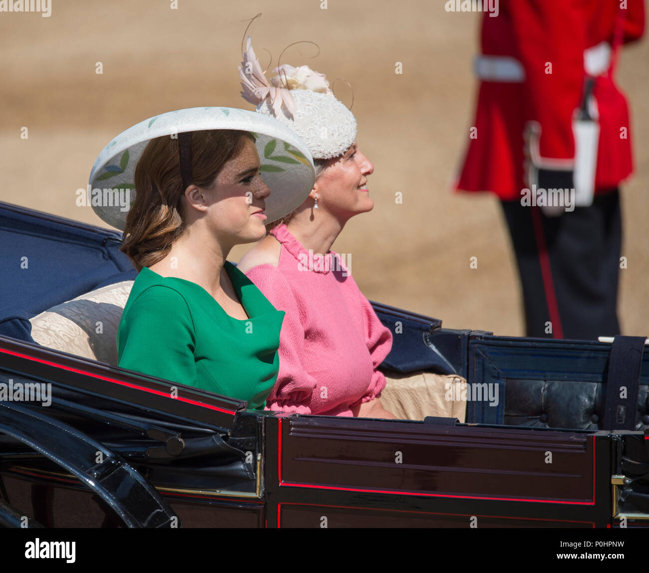 La Sfilata delle Guardie a Cavallo, Londra, Regno Unito. Il 9 giugno, 2018. La famosa regina il compleanno Parade, noto anche come Trooping il colore, avviene con le guardie Coldstream Trooping il loro colore nella parte anteriore del HM la regina e un pubblico di oltre 7.500 ospiti a Horse Guards nel caldo del sole. Sophie, Contessa di Wessex e principessa Eugenie arrivare sulla parata a terra. Credito: Malcolm Park/Alamy Live News. Foto Stock