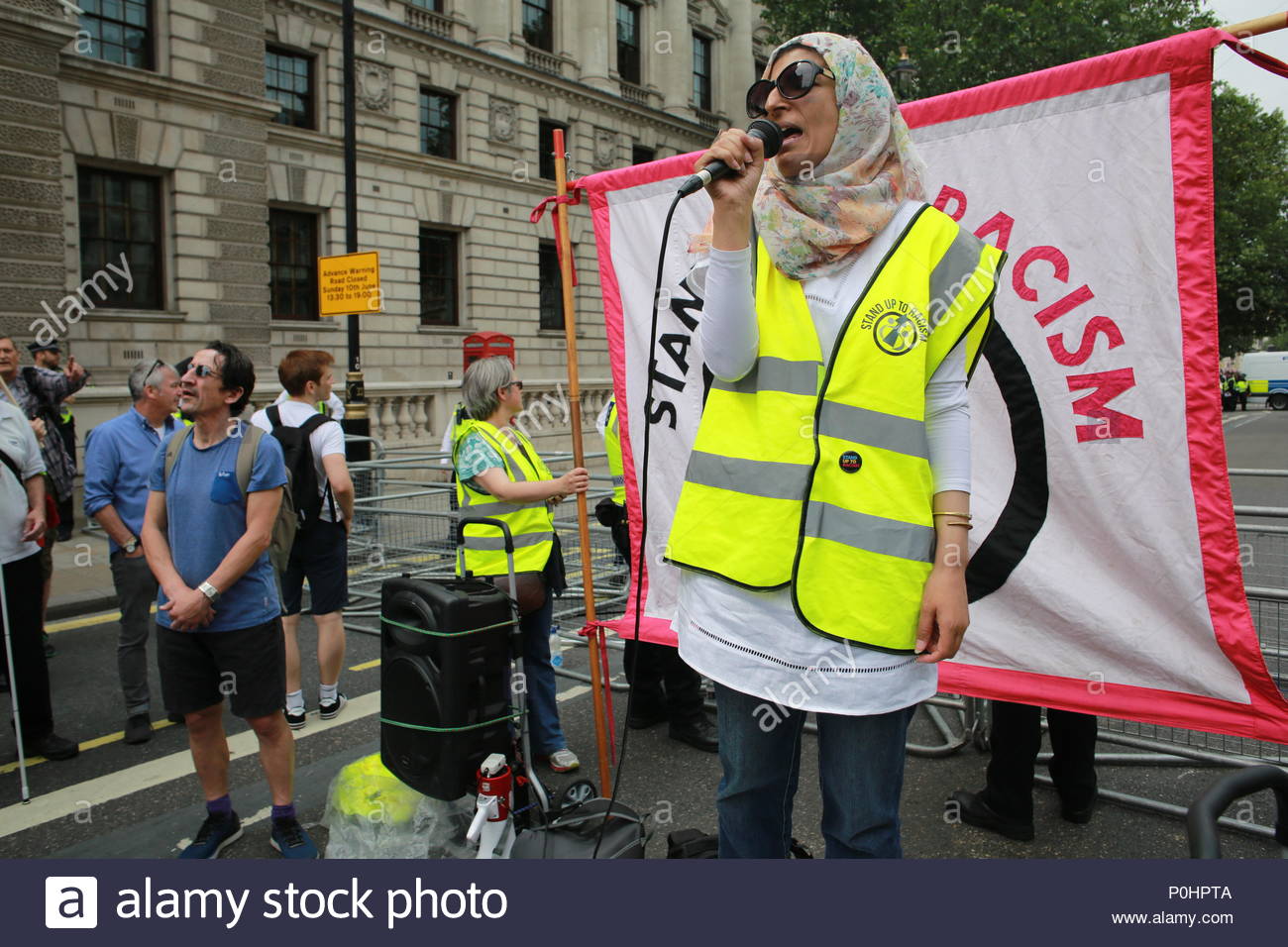 Londra, UK, 9 giugno 2018. Una dimostrazione è stato tenuto nel centro di Londra a sostegno di Tommy Robinson. Una grande folla di suoi sostenitori hanno marciato da Trafalgar Square a Downing Street. Un contatore di dimostrazione è stato tenuto ad una certa distanza e una grande forza di polizia era presente. In questa foto una donna parla contro il razzismo e la pro-Trump politica del governo Tory. Credito: Clearpix/Alamy Live News Credito: Clearpix/Alamy Live News Foto Stock